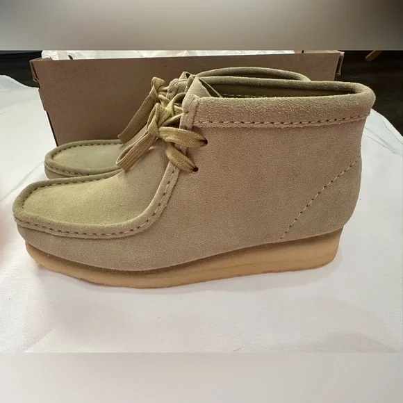Clarks Women's Wallabee Boots Genuine Suede Tan BNWT Sz 8 - Picture 3 of 9